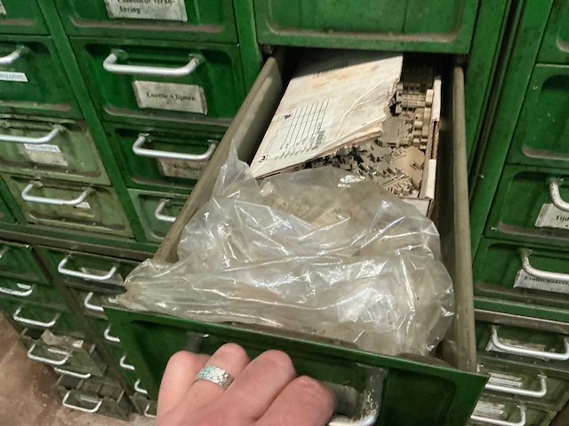 Metalen kast met inhoud (4x) - afbeelding 21 van  31