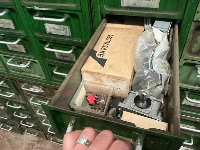 Metalen kast met inhoud (4x) - afbeelding 22 van  31