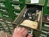 Metalen kast met inhoud (4x) - afbeelding 24 van  31