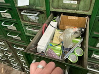 Metalen kast met inhoud (4x) - afbeelding 25 van  31