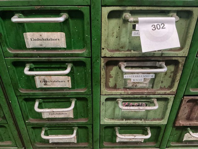 Metalen kast met inhoud (4x) - afbeelding 29 van  31