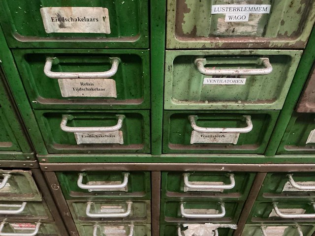 Metalen kast met inhoud (4x) - afbeelding 30 van  31