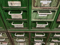 Metalen kast met inhoud (4x) - afbeelding 30 van  31