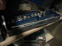 Metalen kast met inhoud - afbeelding 2 van  12