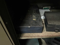 Metalen kast met inhoud - afbeelding 3 van  12