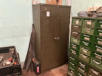Metalen kast met inhoud - afbeelding 1 van  12
