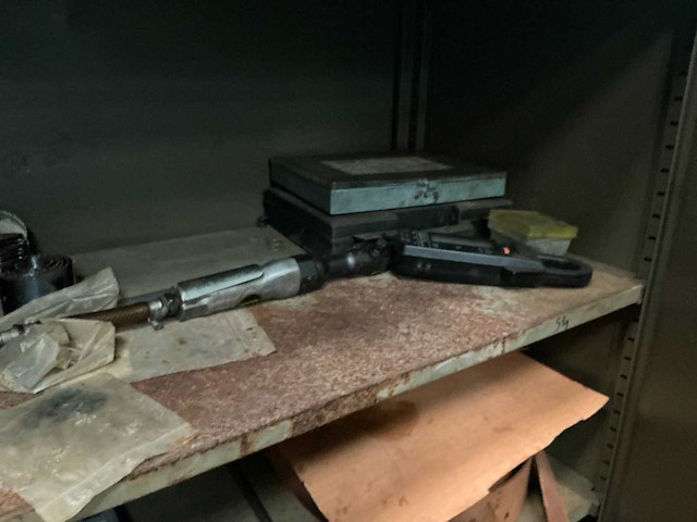Metalen kast met inhoud - afbeelding 6 van  12