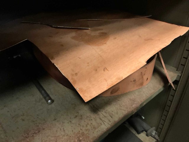 Metalen kast met inhoud - afbeelding 12 van  12