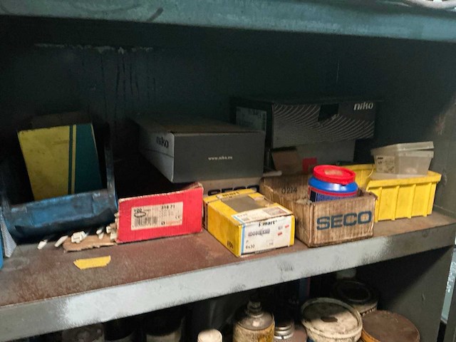 Metalen kast met inhoud - afbeelding 3 van  15