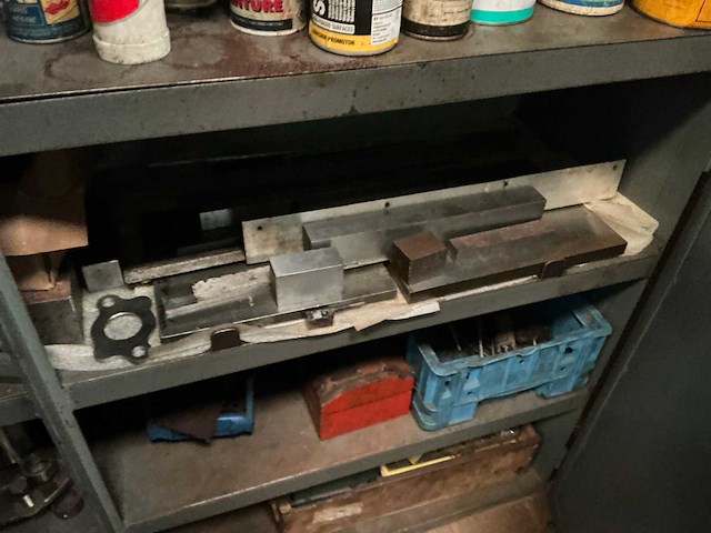 Metalen kast met inhoud - afbeelding 5 van  15