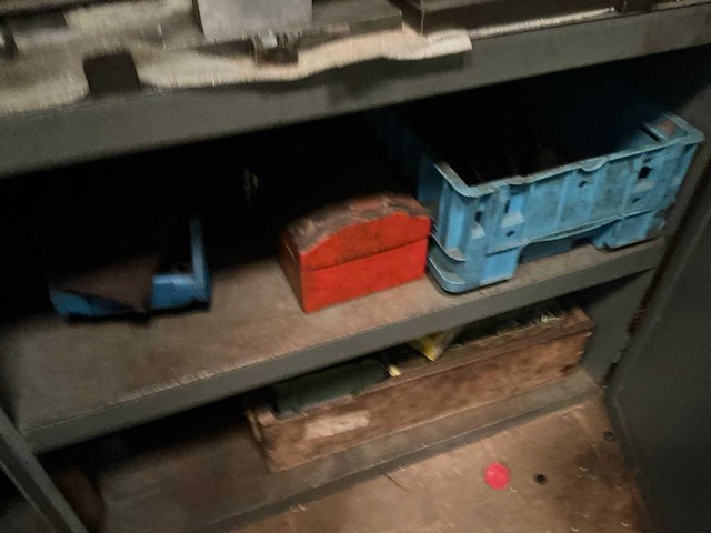 Metalen kast met inhoud - afbeelding 6 van  15