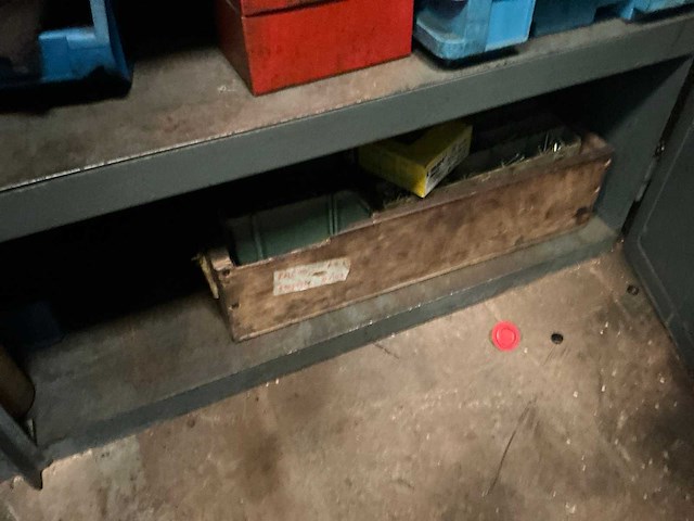 Metalen kast met inhoud - afbeelding 7 van  15