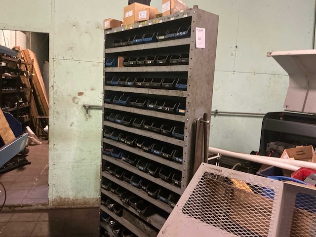 Metalen kast met inhoud - afbeelding 1 van  5