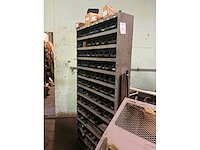 Metalen kast met inhoud - afbeelding 2 van  6