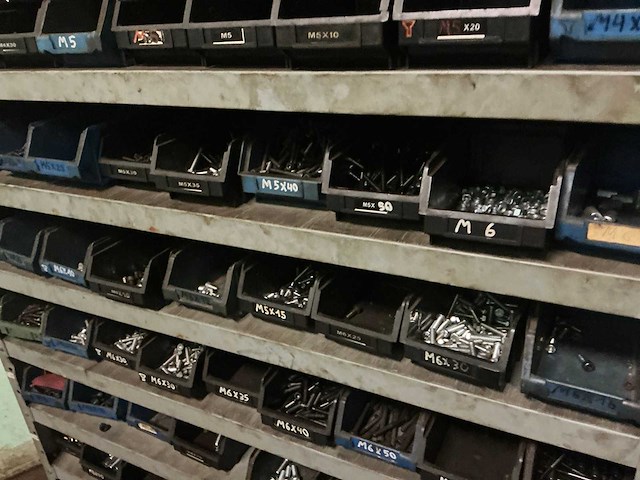 Metalen kast met inhoud - afbeelding 3 van  5