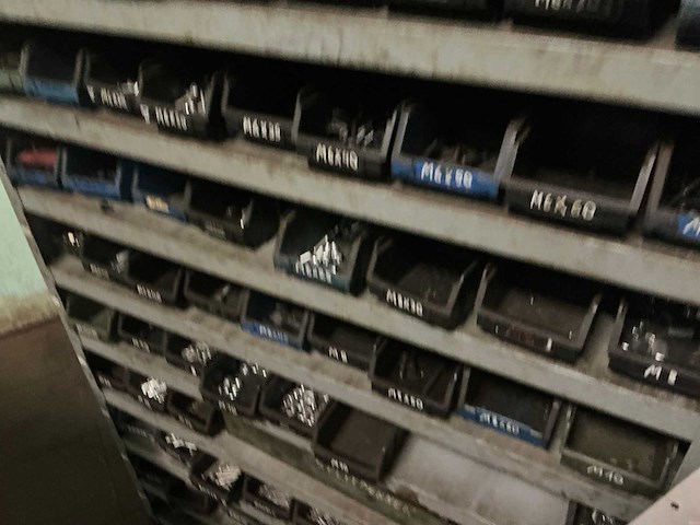 Metalen kast met inhoud - afbeelding 4 van  5