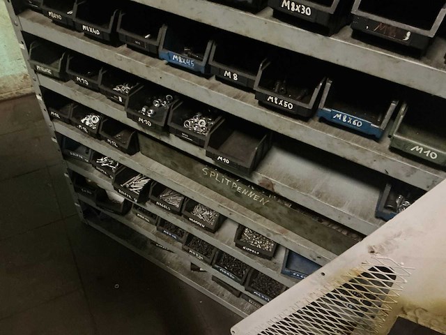 Metalen kast met inhoud - afbeelding 5 van  5