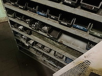 Metalen kast met inhoud - afbeelding 5 van  5
