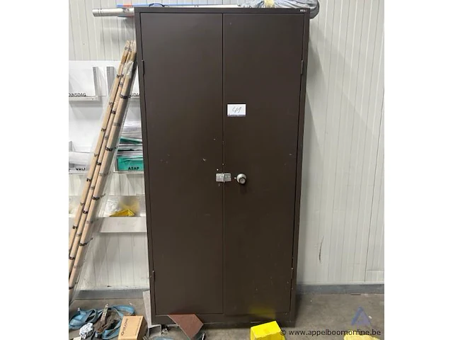 Metalen kast met inhoud - afbeelding 1 van  2