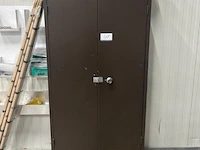 Metalen kast met inhoud