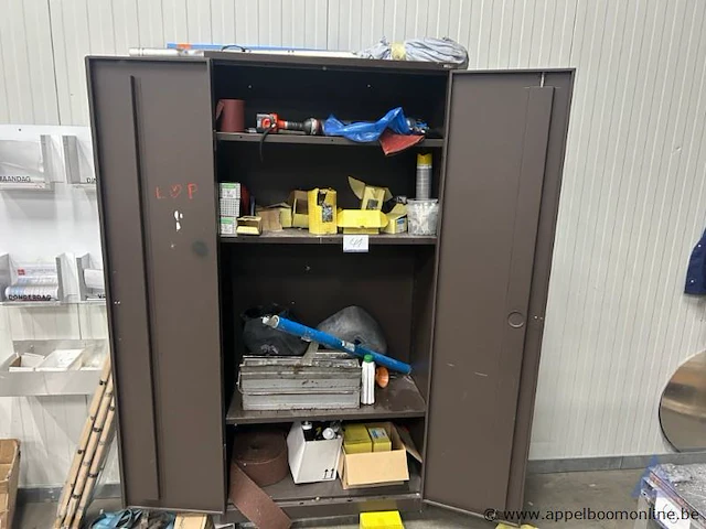Metalen kast met inhoud - afbeelding 2 van  2