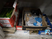 Metalen kast met inhoud - afbeelding 2 van  11
