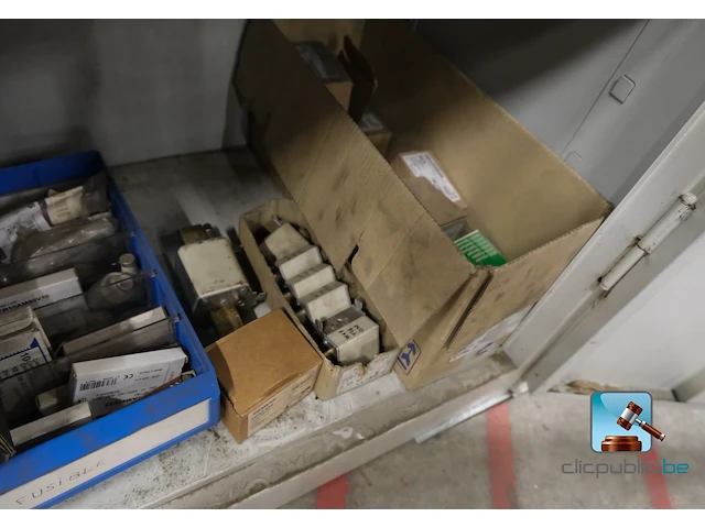 Metalen kast met inhoud - afbeelding 3 van  11