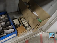Metalen kast met inhoud - afbeelding 3 van  11