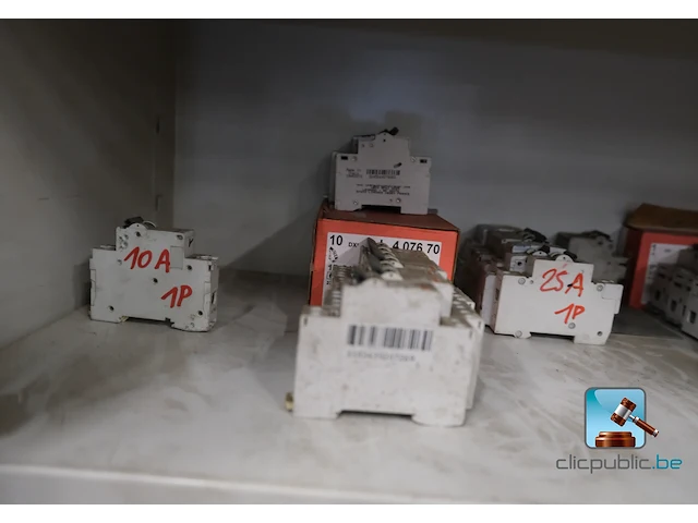 Metalen kast met inhoud - afbeelding 4 van  11