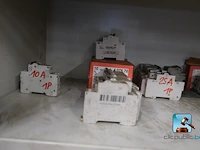 Metalen kast met inhoud - afbeelding 4 van  11