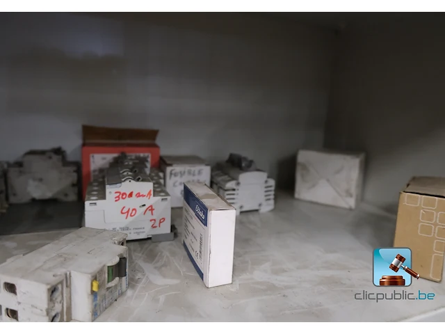 Metalen kast met inhoud - afbeelding 5 van  11