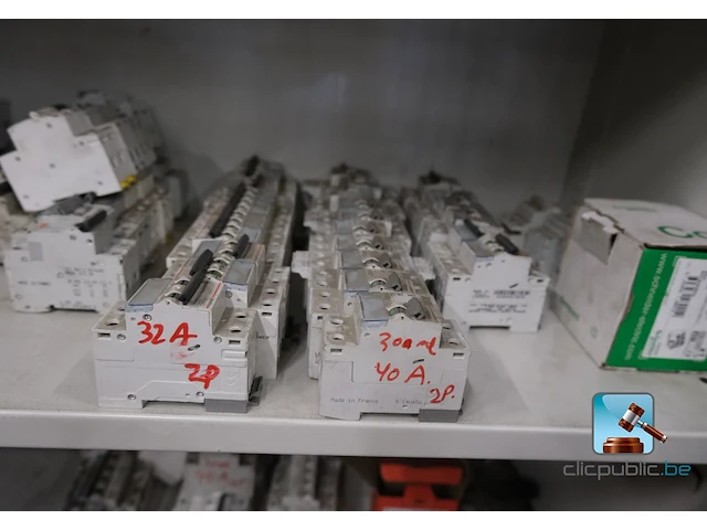 Metalen kast met inhoud - afbeelding 6 van  11
