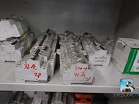 Metalen kast met inhoud - afbeelding 6 van  11
