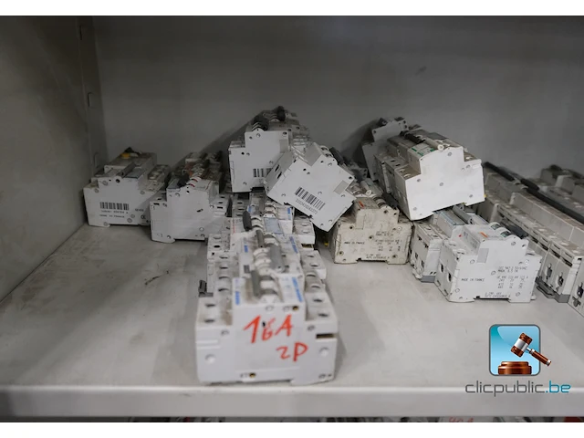 Metalen kast met inhoud - afbeelding 7 van  11