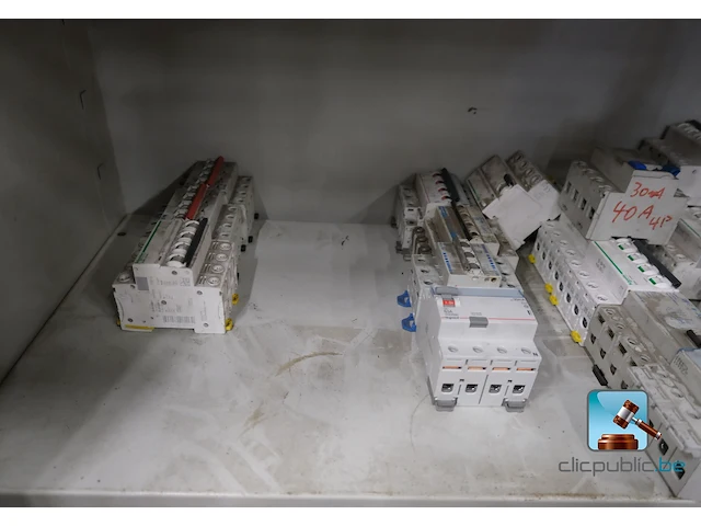 Metalen kast met inhoud - afbeelding 8 van  11