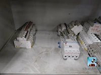 Metalen kast met inhoud - afbeelding 8 van  11
