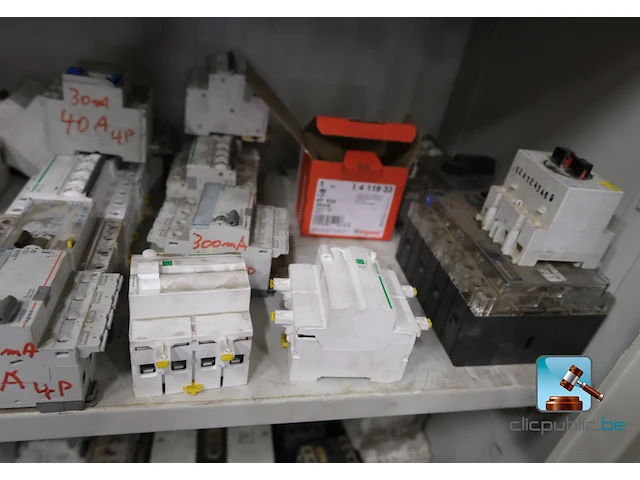 Metalen kast met inhoud - afbeelding 9 van  11