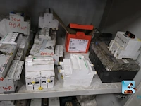 Metalen kast met inhoud - afbeelding 9 van  11