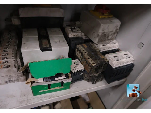 Metalen kast met inhoud - afbeelding 10 van  11