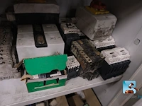 Metalen kast met inhoud - afbeelding 10 van  11