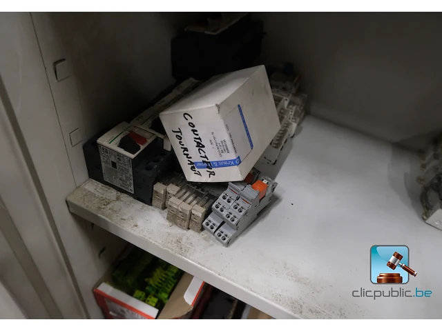 Metalen kast met inhoud - afbeelding 11 van  11