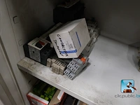 Metalen kast met inhoud - afbeelding 11 van  11