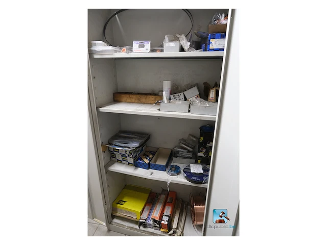 Metalen kast met inhoud - afbeelding 1 van  9