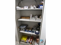 Metalen kast met inhoud