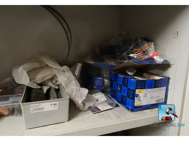 Metalen kast met inhoud - afbeelding 2 van  9