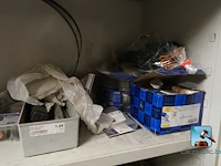 Metalen kast met inhoud - afbeelding 2 van  9