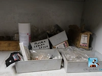 Metalen kast met inhoud - afbeelding 4 van  9