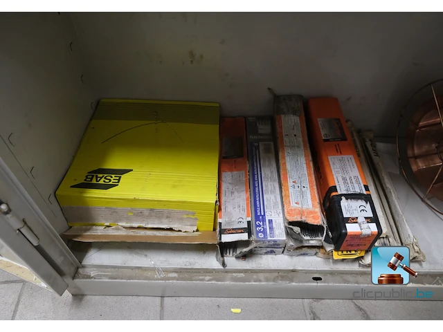 Metalen kast met inhoud - afbeelding 7 van  9