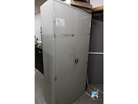 Metalen kast met inhoud - afbeelding 9 van  9