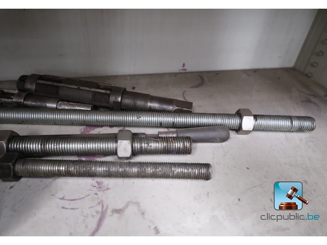 Metalen kast met inhoud - afbeelding 2 van  15